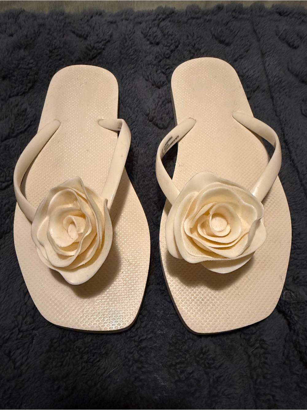 Women’s Cream Flower-Accent Flip Flop Sandals